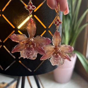 Orecchini in acciaio inossidabile con orchidea Cambria trasparente rossa