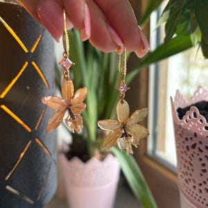 Beige Epidendrum Nordic Fire orchid earrings, 18k gold image 2