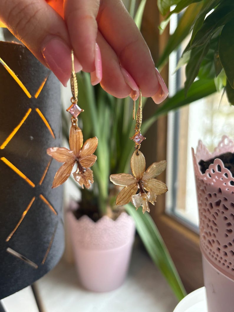 Beige Epidendrum Nordic Fire orchid earrings, 18k gold image 2