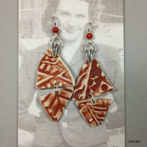 PENDIENTES de arcilla de papel liviana color burdeos y blanco de BHClaysmith, suspendidos en tarjetas de exhibición de vampiro vintage para guardarlos de manera segura cuando no se usan