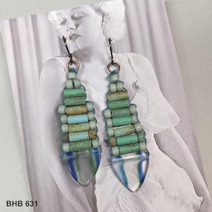 Cuentas apiladas con triángulos de cristal checo y alambres de niobio para pendientes.