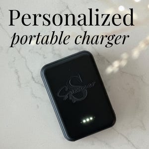 Cargador portátil personalizado, banco de energía personalizado, ideas de regalos para personas mayores, regalos tecnológicos para él y para ella, cargador portátil magnético delgado, regalo grabado