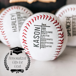 Op de afbeelding: Drie witte honkballen met rode naden. Elke bal heeft een naam erop gedrukt: Harley, Kason en Spencer. De bal in het midden heeft een kruis en een lijst met inspirerende citaten erop gedrukt. De tekst luidt: "Je bent uitverkoren, gemaakt voor een doel, een kind van God, uitgerust voor de strijd, genezen door zijn strepen, vergeven en bevrijd".