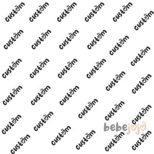 Op de afbeelding: Een witte achtergrond met een herhalend patroon van het woord "custom" in zwarte tekst met een hartje. Het woord "bebejojo" staat in het midden van de afbeelding in lichtbruine kleur met een hartje.
