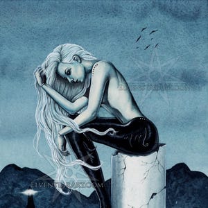 K&ouml;nnte beinhalten: Ein Aquarellbild einer Meerjungfrau mit langen wei&szlig;en Haaren, die auf einer Steins&auml;ule sitzt. Die Meerjungfrau hat einen schwarzen Schwanz und tr&auml;gt einen schwarzen Rock. Der Hintergrund ist ein blaues Meer mit einem Leuchtturm in der Ferne.