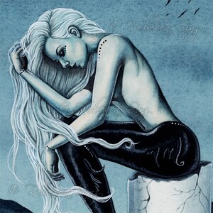 K&ouml;nnte beinhalten: Ein Aquarellbild einer Frau mit langen wei&szlig;en Haaren, die auf einem Steinsims sitzt. Sie tr&auml;gt eine schwarze Hose und hat eine blautonige Haut. Der Hintergrund ist hellblau.