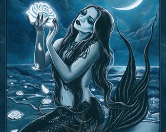 Puede incluir: Una sirena con el pelo largo y negro sostiene una rosa blanca brillante en sus manos. Está sentada en una playa de arena con una luna creciente en el fondo. El agua es de color azul oscuro y hay pétalos de rosa blanca flotando en el agua.