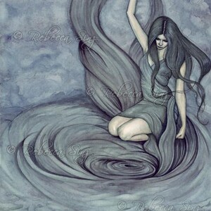 Pu&ograve; includere: Un dipinto ad acquerello di una donna con lunghi capelli scuri seduta su una nuvola vorticosa. Indossa un abito blu fluttuante e tiene il tessuto dell'abito nella sua mano destra. Lo sfondo &egrave; un cielo azzurro chiaro.