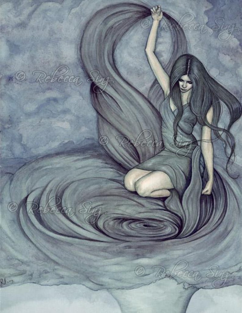 Pu&ograve; includere: Un dipinto ad acquerello di una donna con lunghi capelli scuri seduta su una nuvola vorticosa. Indossa un abito blu fluttuante e tiene il tessuto dell'abito nella sua mano destra. Lo sfondo &egrave; un cielo azzurro chiaro.