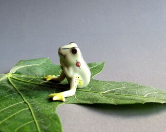 Tiny Green Frog Miniature Ceramic Figurine Porcelain Frog Statue  Small Toad Cartoon Collectible Mini Garden Decor Gifts Terrarium