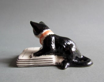 Tuxedo Katze Auf Buch Miniatur Keramik Figur Tiny Kleine Haustiere Wenig Porzellan Dekor Sammler Geschenke Kuschelpuppen Tier Schwarz Weiß