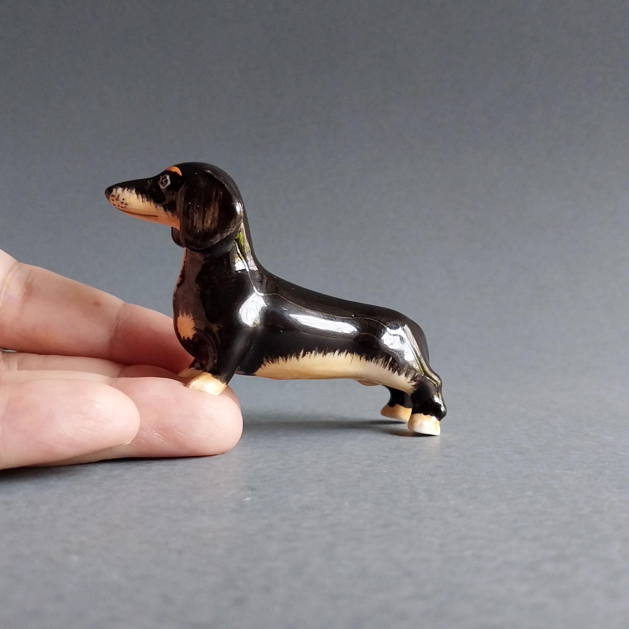 青と白のセラミック製ダックスフンドの置物、磁器製のダックスフンド犬
