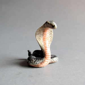 Miniatura de cobra, estatueta de cerâmica, cobra, estátua de porcelana, presente colecionável, escultura, pequenas figuras de cobra, réptil, preto, laranja