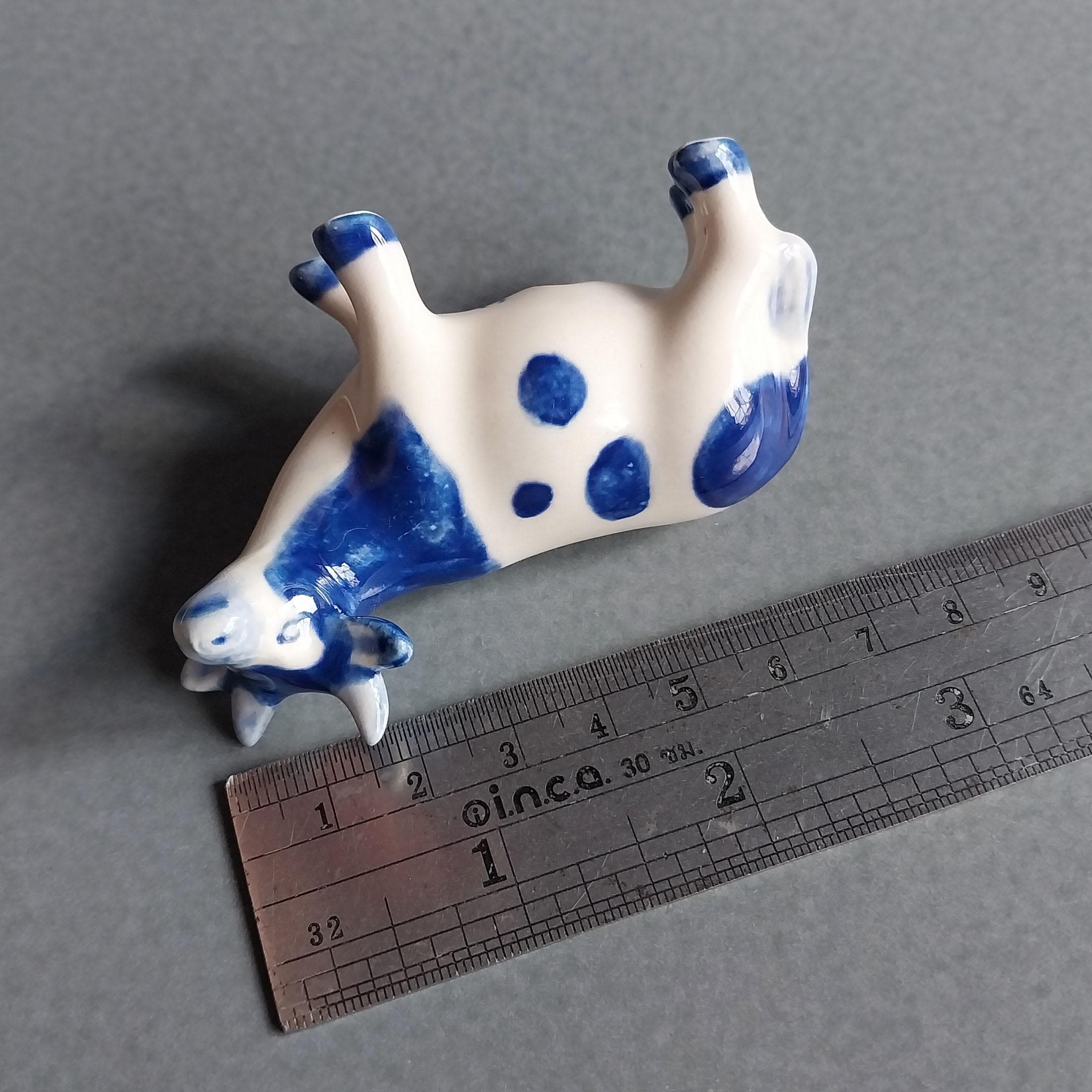 手描きの青と白の陶器の牛の置物、マントルピースや棚に飾る魅力的な