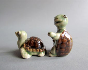 2 Pieces Miniature Ceramic Figurine Turtle Little Animal Porcelain Animal Figures Collectible Gift Green Brown Tortoise Mini Garden Decor