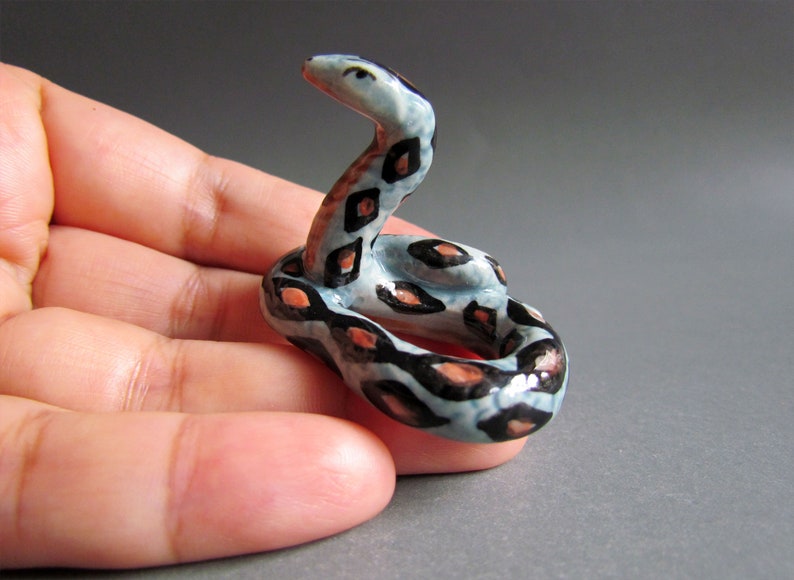 Schlange Miniatur Keramik Tierfigur Schlange Porzellan Statue Sammler Geschenk Skulptur kleine Schlange Figuren Reptil Blau Boa Schlange Bild 3