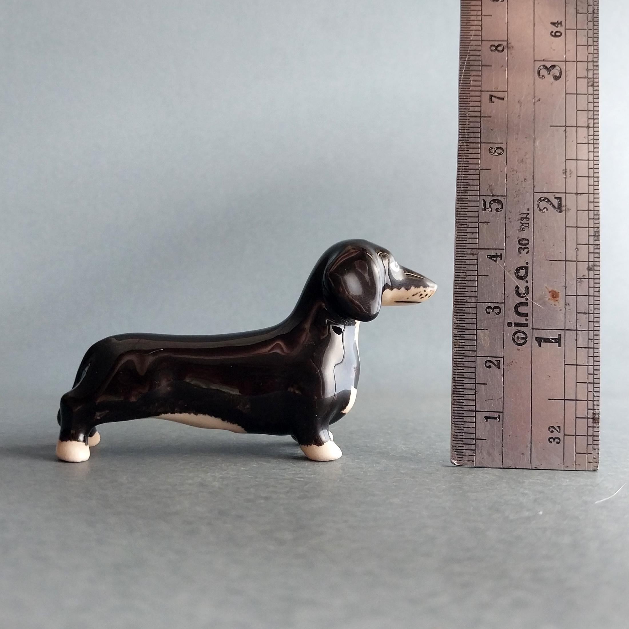 青と白のセラミック製ダックスフンドの置物、磁器製のダックスフンド犬