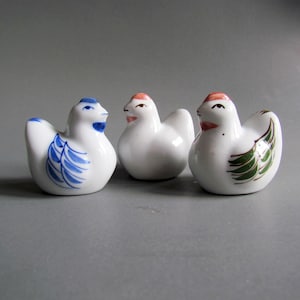 3 Vintage Chickens Miniature Ceramic Figurine Hen Little White Blue Green Collectible Home Decor Farm Animal Statue Farmhouse Gifts Chicken