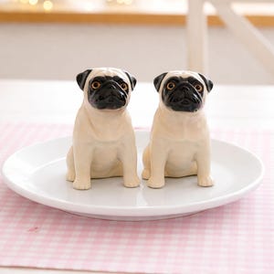 Figura de carlino de cerámica pintada a mano - Regalo para amantes de los perros