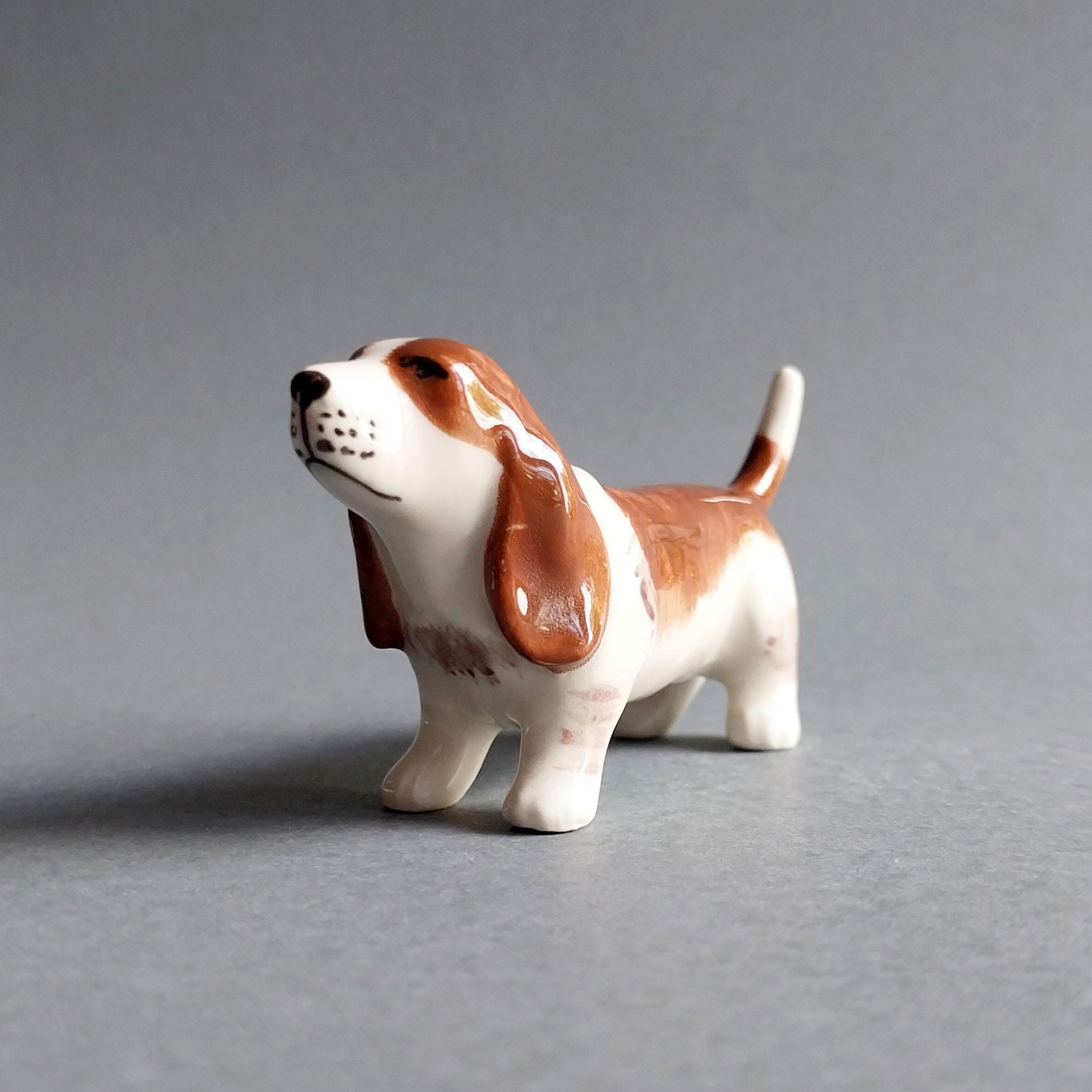 ミニチュア手描き陶器製バセットハウンドの置物：犬好きへのギフト 