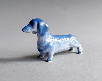 WitnyStore Mini-Dackel Figur Aus Keramik – 3,8 Cm, Braun Mit Gelbem Halsband, Handbemalt, Dekorativ