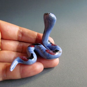 Schlange Miniatur Keramik Tierfigur Schlange Porzellan Statue Sammler Geschenk Skulptur kleine Schlange Figuren Reptil Blau Boa Schlange Bild 9