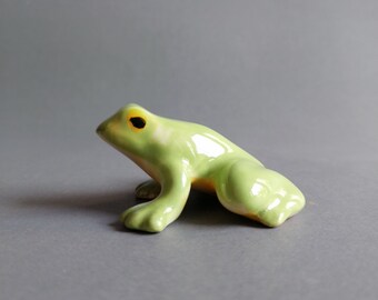 Frog Animal Miniature Ceramic Animal Figurines Statue Porcelain Figurine Collectible Decor Gift Dollhouse Green Yellow