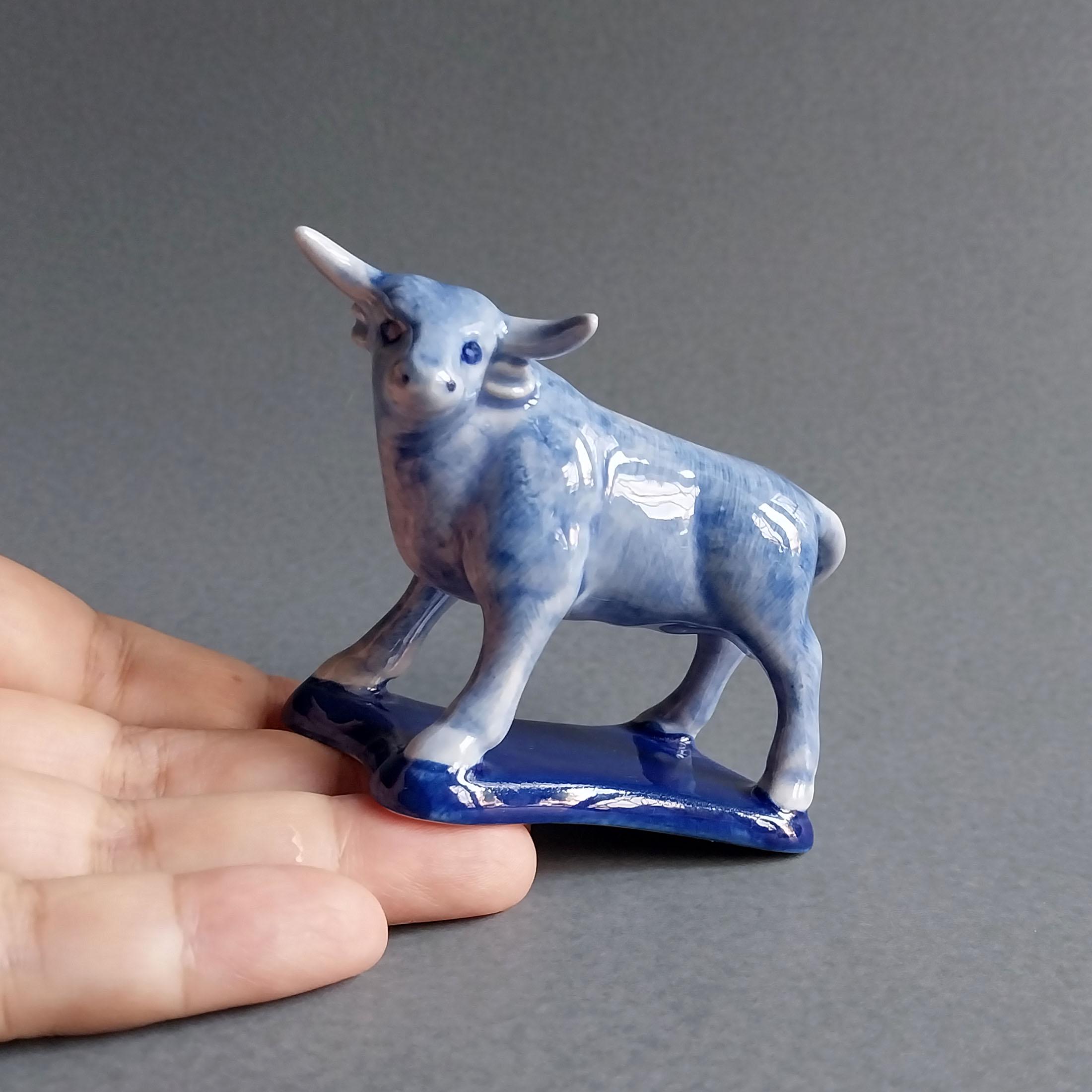 デルフトブルーの陶器製雄牛の置物 | 小さな農場動物のアート陶器彫刻