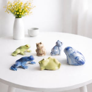 Figura de rana de cerámica pintada a mano,