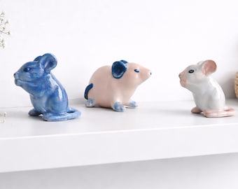 Handgeschilderd miniatuur keramisch muisbeeldje voor display voor poppenhuis of kleine verzameling