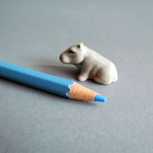 Micro petit bébé hippopotame en céramique porcelaine Figurine animale animaux sauvages Zoo cadeaux de collection Decor maison de poupée miniatures Figurine hippopotame