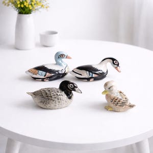 Piccola statuetta di anatra in ceramica dipinta a mano, decorazione kawaii per casa delle bambole