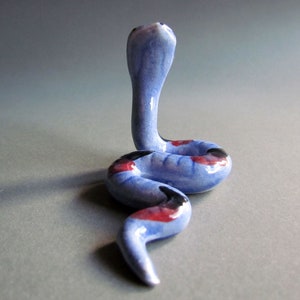 Schlange Miniatur Keramik Tierfigur Schlange Porzellan Statue Sammler Geschenk Skulptur kleine Schlange Figuren Reptil Blau Boa Schlange Bild 8