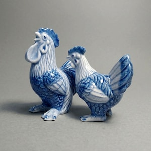 Delft Blue Miniature Chicken Figurine, Hand-Painted Ceramic Collectible for Farmhouse Desk Decor
