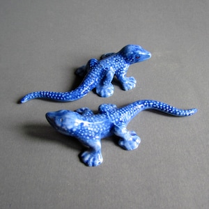Gecko Miniature Ceramic Figurine Porcelain Statue Tiny Animal Decor Collectible Sculpture Gift Amphibians Reptiles Delft Blue DB