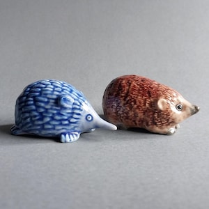 Egel stekelvarken keramisch dier beeldje standbeeld Delfts blauw koningsblauw vintage stijl, bruin, bos, verzamelobject, woondecoratie, schattig