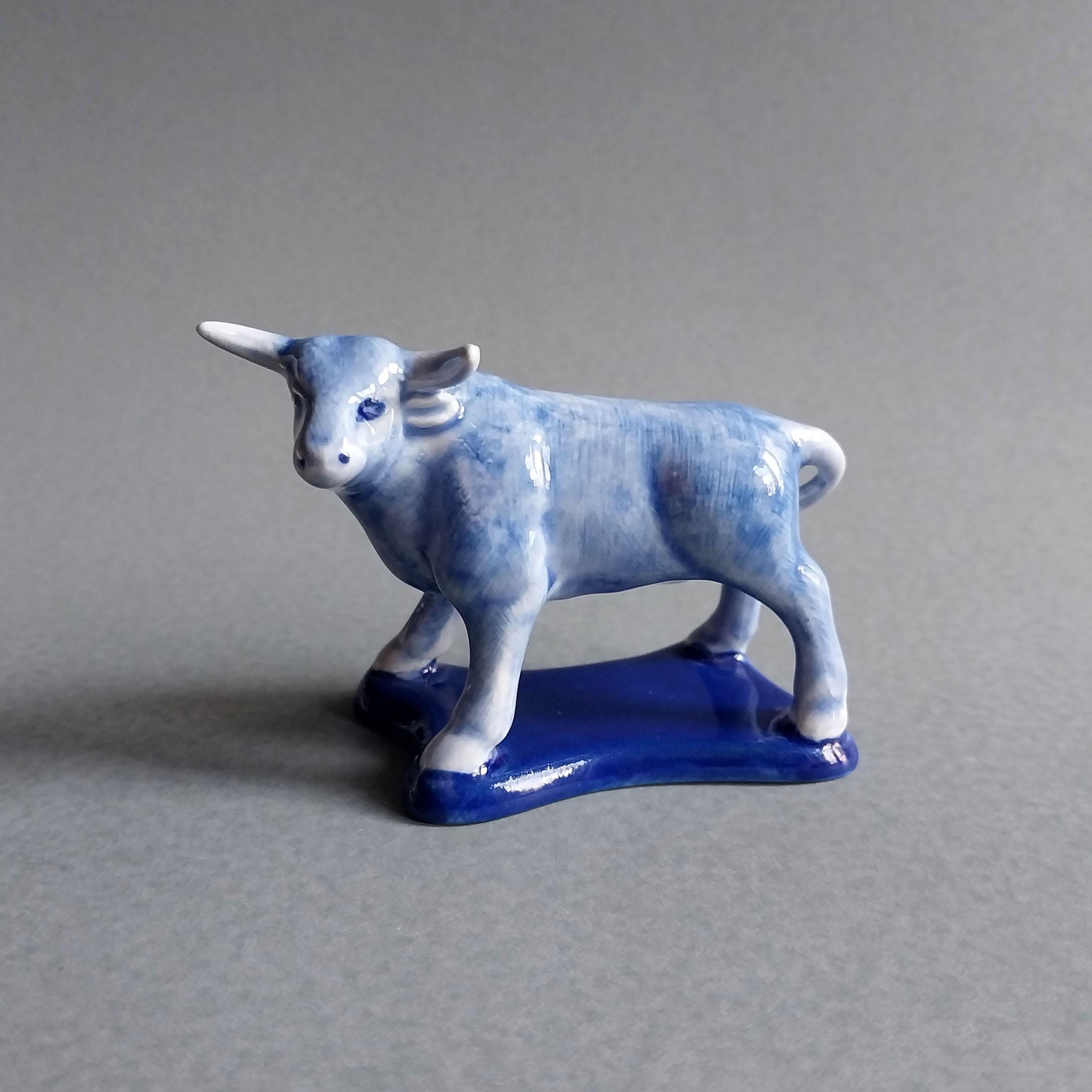 デルフトブルーの陶器製雄牛の置物 | 小さな農場動物のアート陶器彫刻