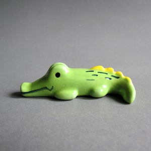 Uroczy ceramiczny aligator, urocza figurka krokodyla, podstawka pod pałeczki, zielony, żółty, ręcznie robiony uchwyt na pałeczki z kreskówek