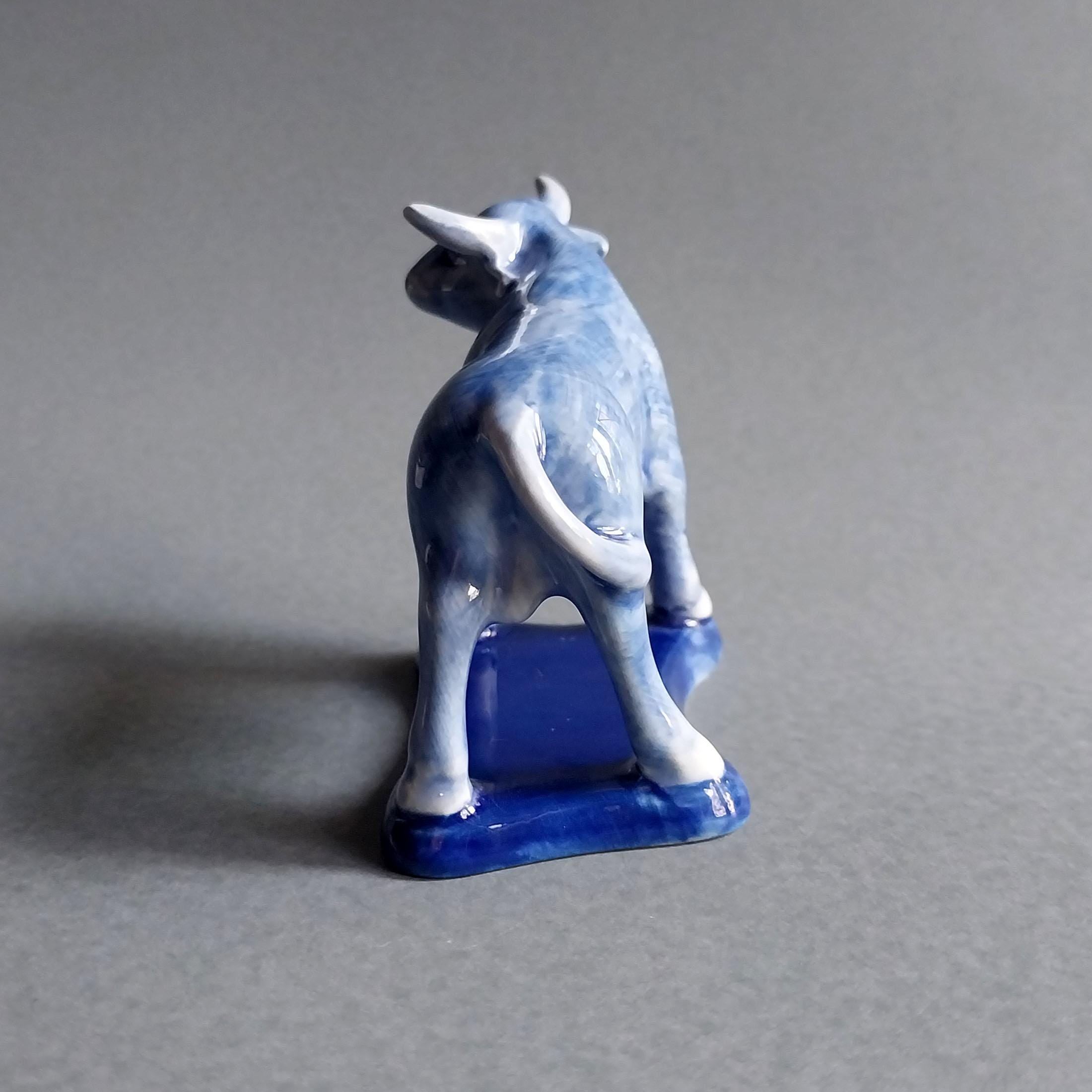 デルフトブルーの陶器製雄牛の置物 | 小さな農場動物のアート陶器彫刻