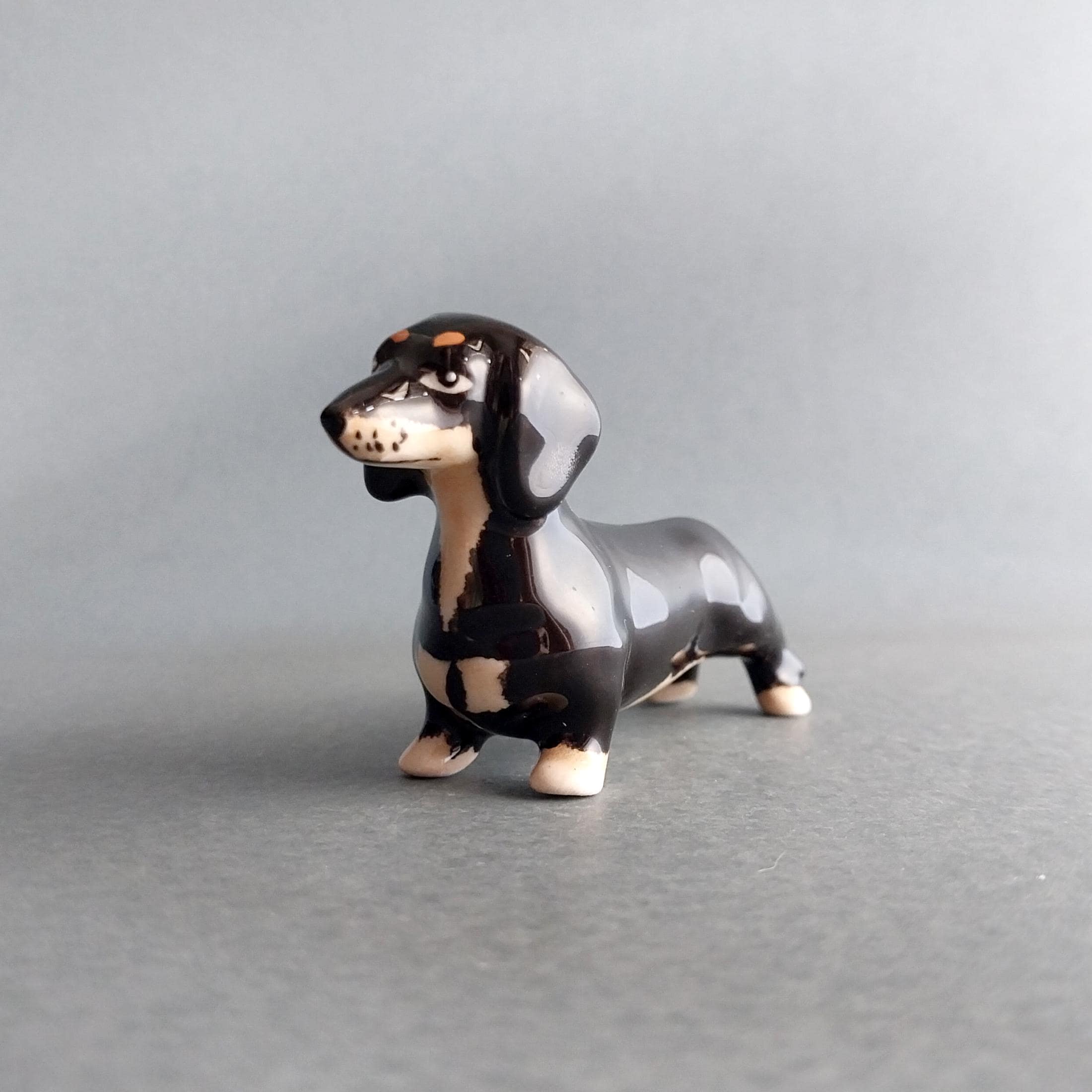 青と白のセラミック製ダックスフンドの置物、磁器製のダックスフンド犬