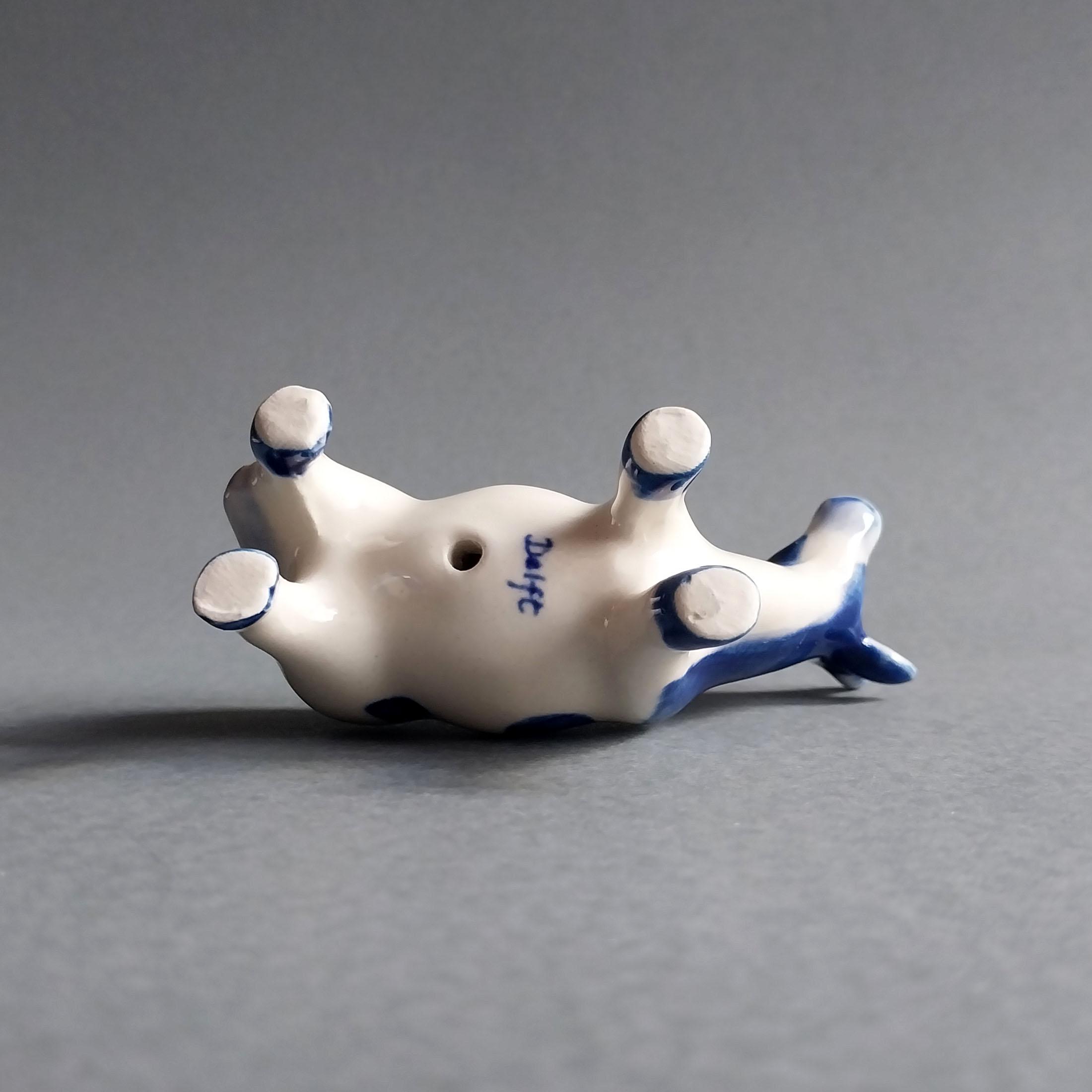 手描きの青と白の陶器の牛の置物、マントルピースや棚に飾る魅力的な