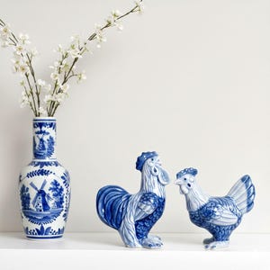 Delft Blue Miniature Chicken Figurine, Hand-Painted Ceramic Collectible for Farmhouse Desk Decor