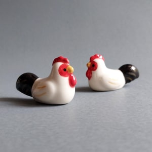Schattig miniatuur dier keramisch beeldje Little Tiny Chicken Porselein zwart rood wit haan kip cadeau decor eetstokje houder