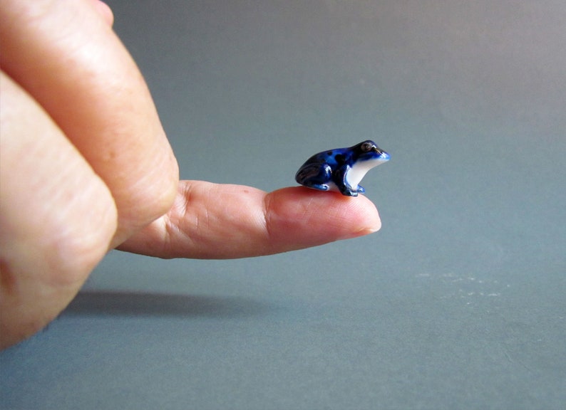 Micro Tiny Frog Miniature Ceramic Porcelain Animal Figurine Dollhouse Collectible Gifts Red Blue Yellow Toad Decor DH