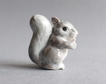 Figurine animalière miniature en céramique Écureuil gris tenant une décoration de bureau en forme de gland