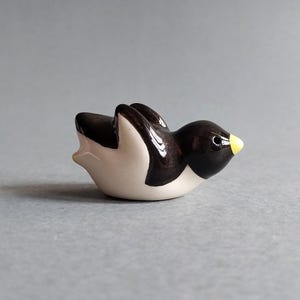 Figura de cerámica de pingüino hecha a mano. Bonita decoración en blanco y negro. Pequeña escultura de pingüino para el hogar o la oficina. Reposa palillos.
