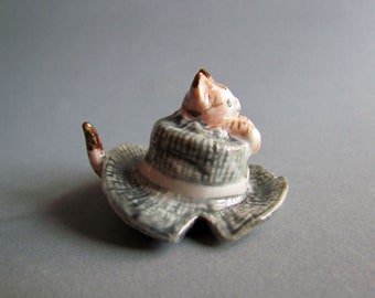 Figurine animale miniature en céramique de chat, petits animaux de compagnie, décoration en porcelaine, petit tigré, collection marron beige gris chapeau cadeaux poupées câlines