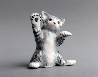 Miniatur Keramik Figur Katze in grau getigert, handbemaltes Porzellan Kätzchen, Geschenk für Katzenliebhaber