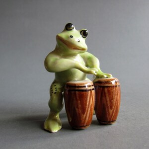 Miniature Ceramic Figurine Frog Musician Little Animal Statue Figurine Collectible Décor Funny Green Frog Gift Music Drum