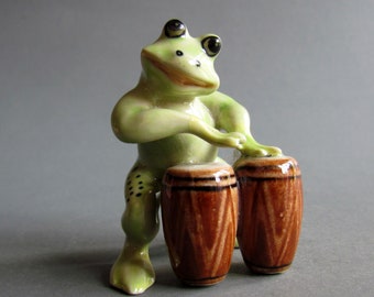 Miniature Ceramic Figurine Frog Musician Little Animal Statue Figurine Collectible Décor Funny Green Frog Gift Music Drum